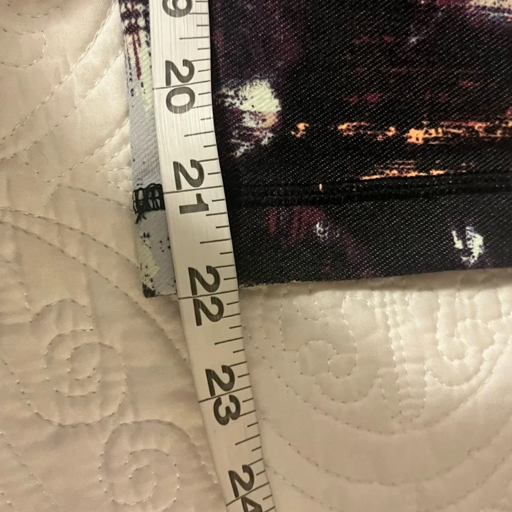 Lululemon Abstract Print Crop Leggings, size 8 - Picture 5 of 7